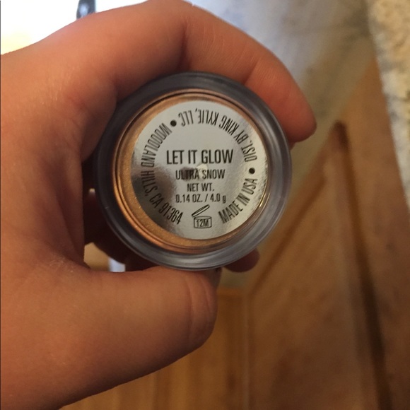 Let it glow Kylie highlighter - Picture 5 of 8